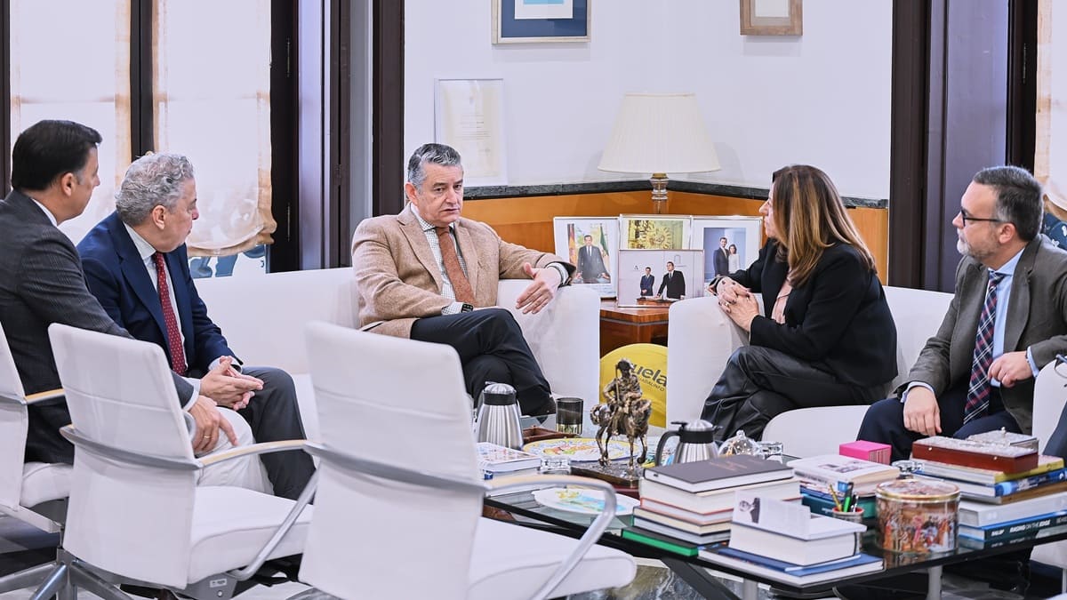 Imagen de la reunión mantenida por los cargos de la administración autonómica | Salvador López Medina