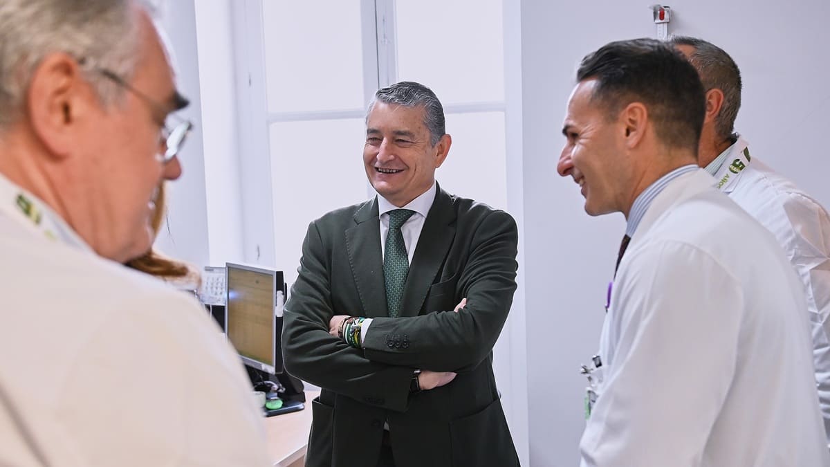 El consejero andaluz ha realizado una visita en Sevilla a la reforma de las consultas externas del Hospital de San Lázaro | Salvador López Medina