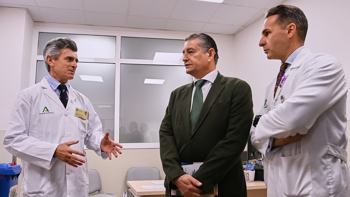 Sanz, junto a varios facultativos del centro sanitario | Salvador López Medina