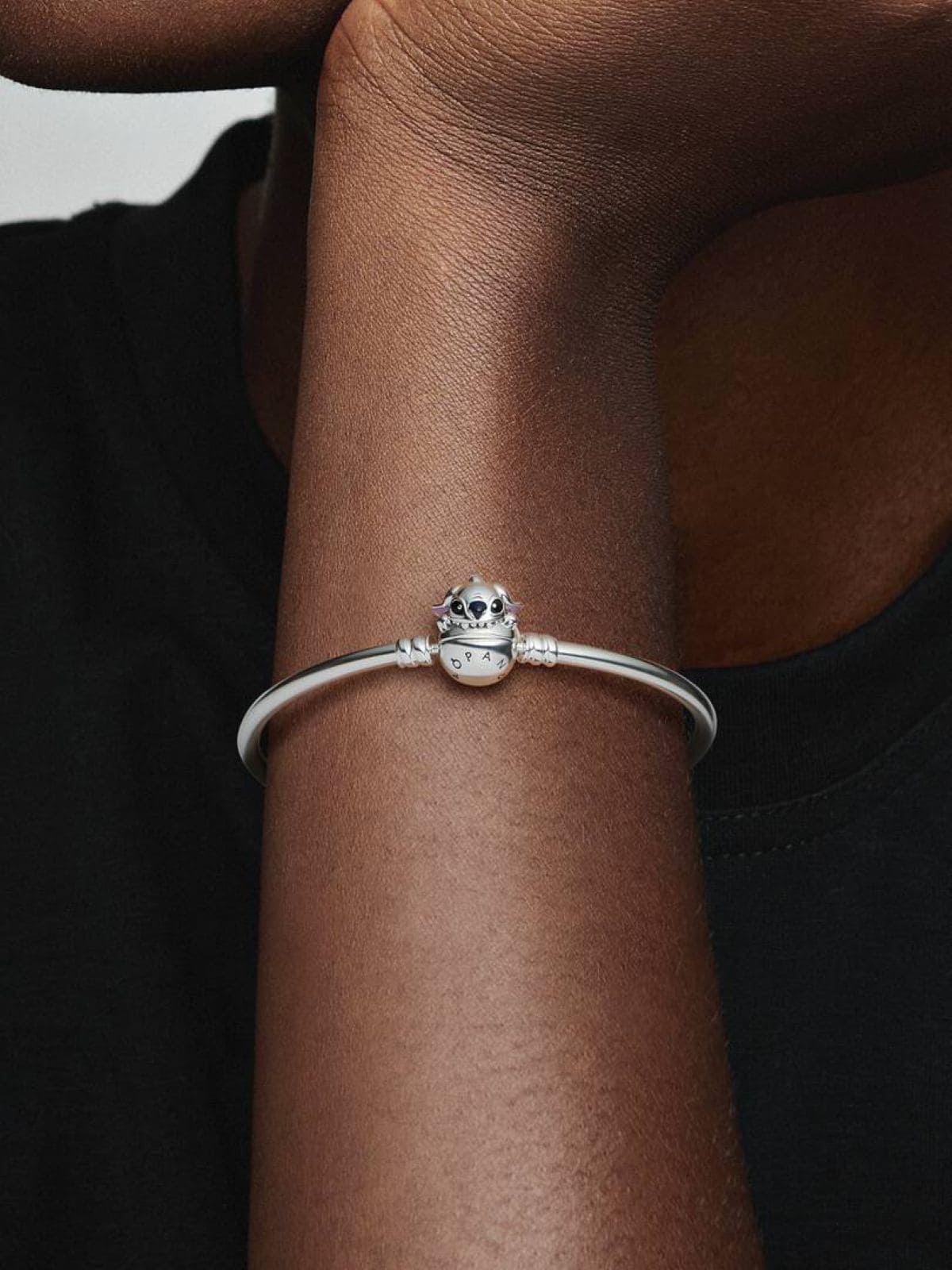 Pulsera rígida Pandora Moments Cierre Mordisco Stitch de Disney