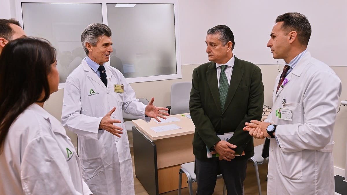 El mandatario andaluz conversa con varios facultativos | Salvador López Medina