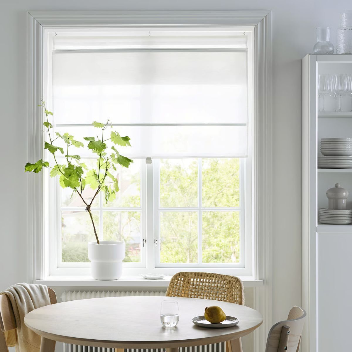 Estor enrollable de la serie RINGBLOMMA de Ikea