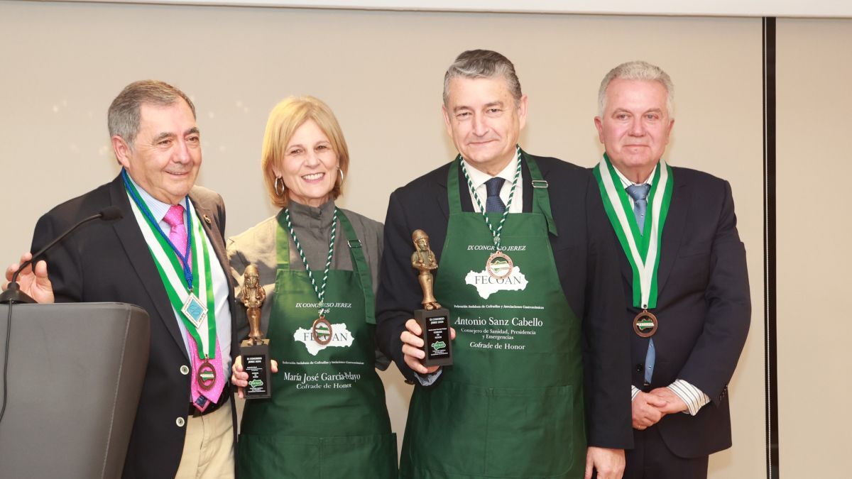 Antonio Sanz recibe la distinción de Cofrade de Honor de la Federación Andaluza de Cofradías | Cristo García