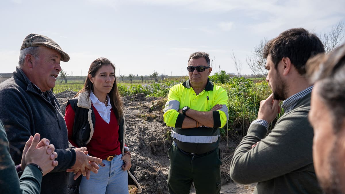 Miembros del Partido Popular en su visita a los caminos rurales de Rota