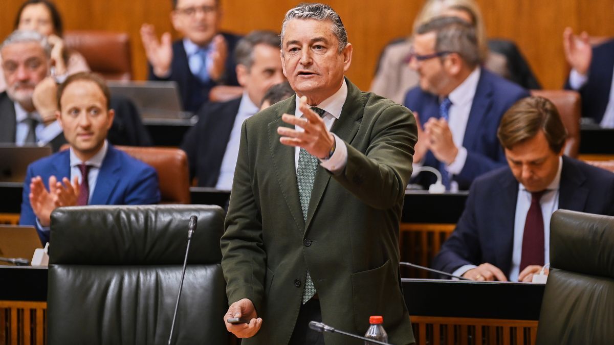 Antonio Sanz en el Pleno del Parlamento | Salvador López Medina