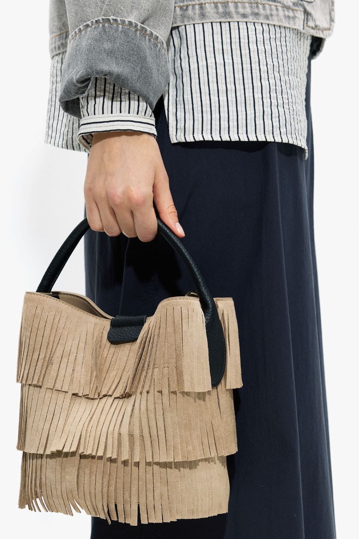 Bolso de mano bombonera con flecos de Parfois