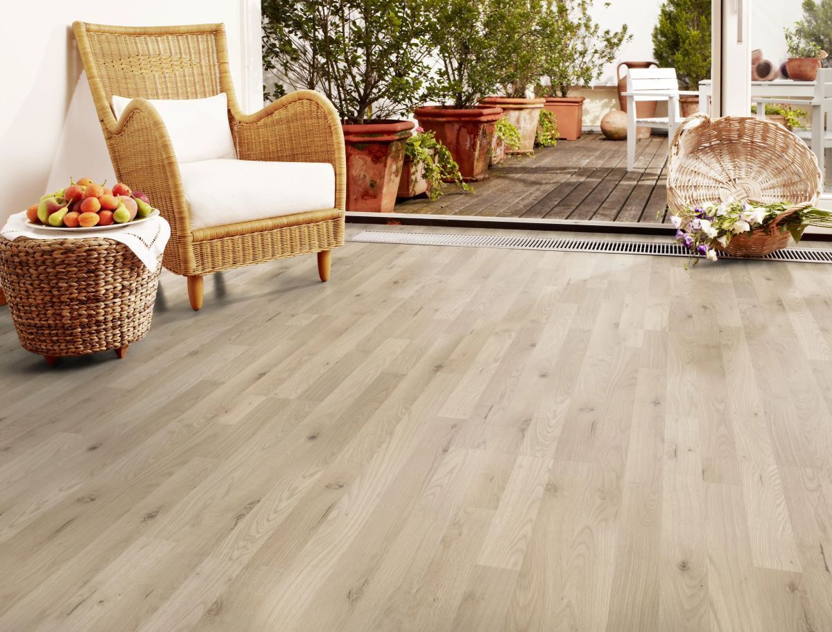 Suelo laminado intenso 7mm Loc efecto madera blanca AC5 LOC de Leroy Merlin