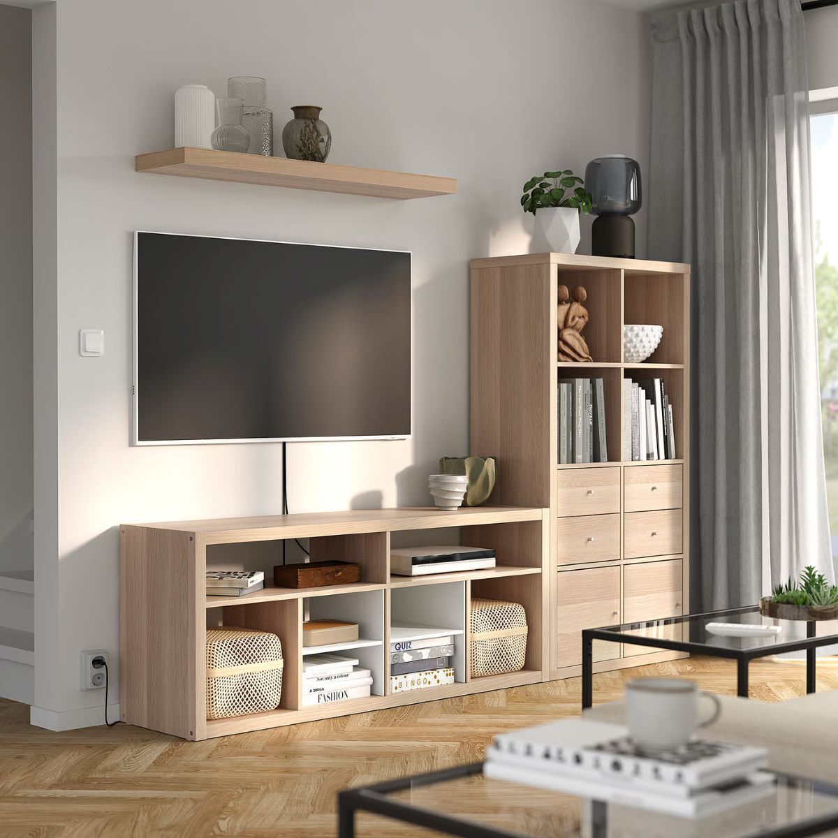 Mueble de TV con estantería de la serie KALLAX-LACK de Ikea