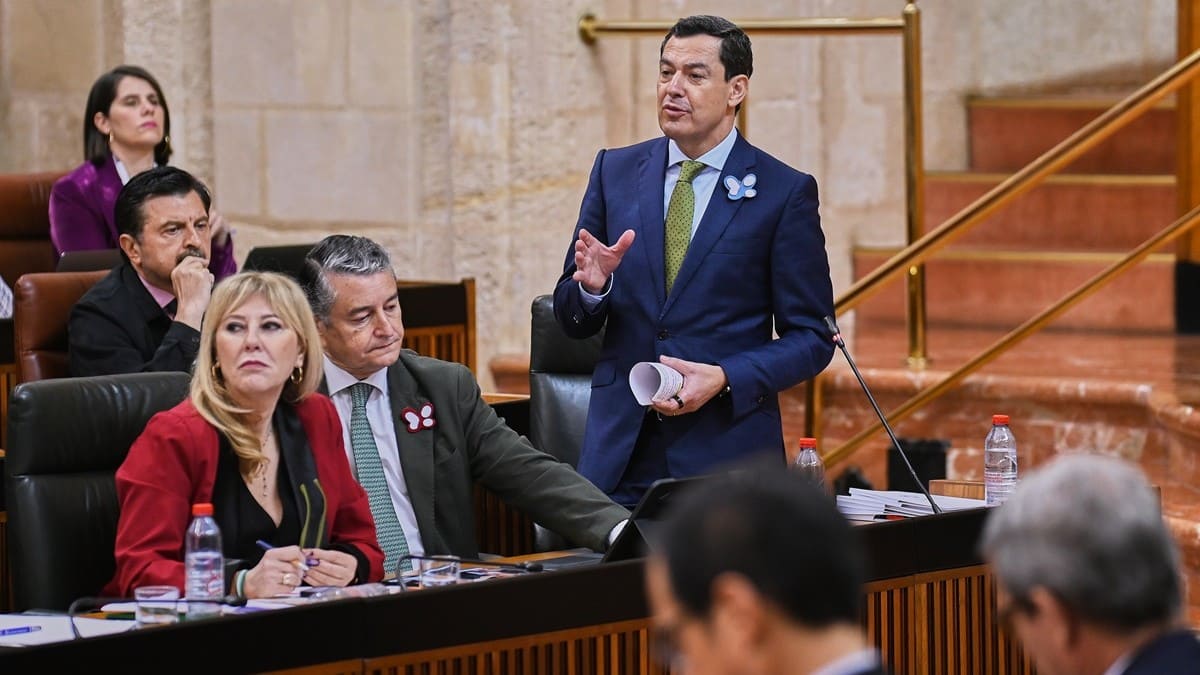 Juanma Moreno, durante la sesión de control en el Parlamento | Salvador López Medina