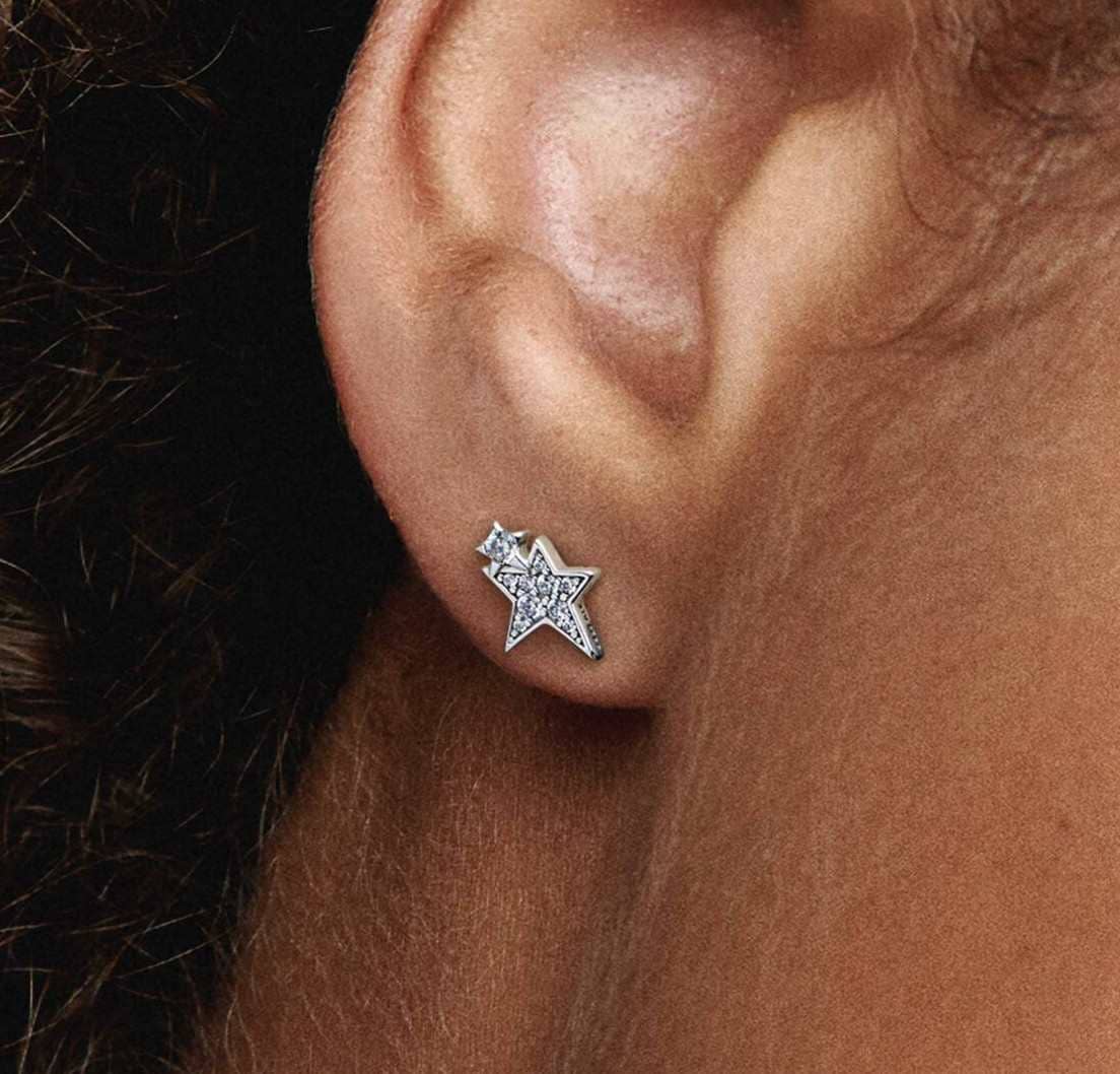 Pendientes de botón Estrellas Asimétricas Brillantes de Pandora