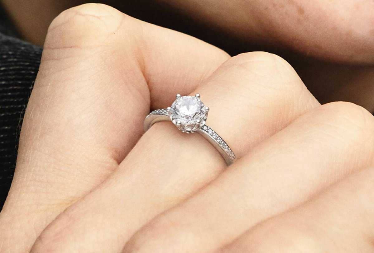 Anillo Solitario Corona Brillante Transparente de Pandora