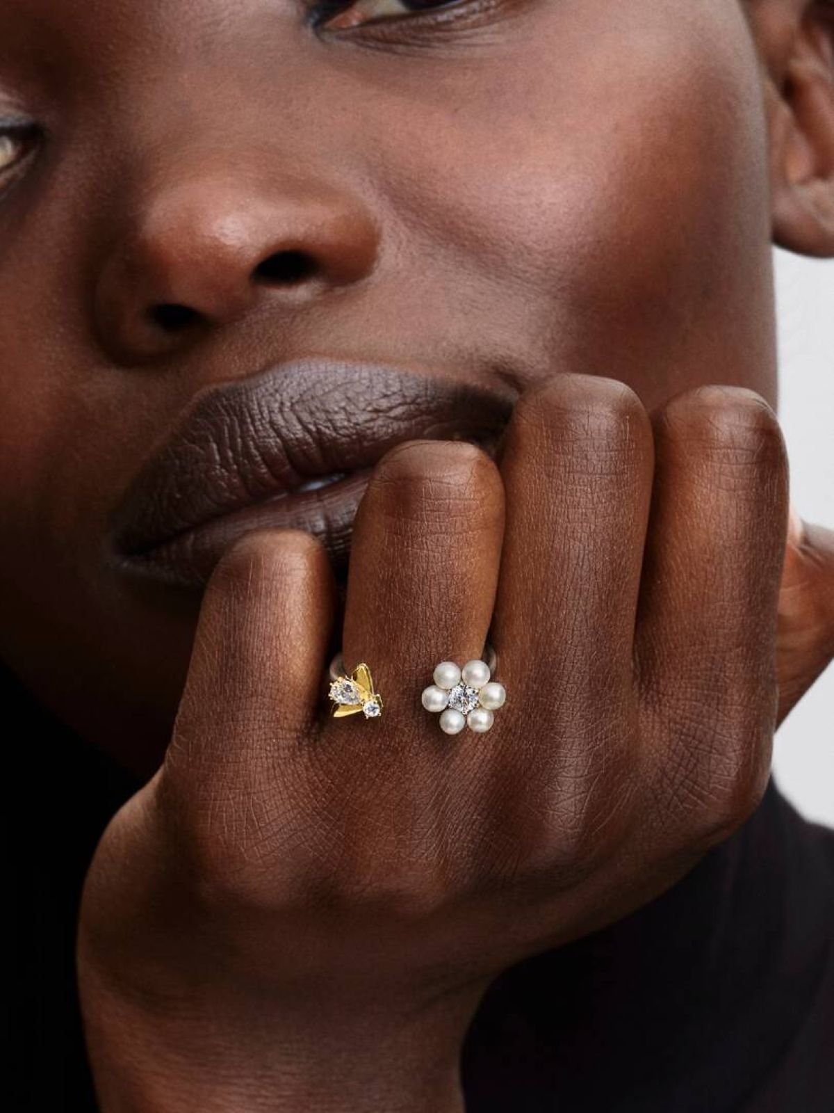 Anillo abierto abeja y flor perla cultivada de agua dulce tratada de Los Bridgerton de Netflix de Pandora