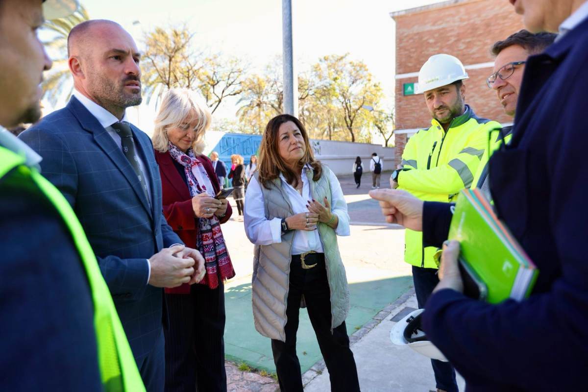 Consejera de Desarrollo Educativo y Formación Profesional visita las actuaciones que se llevan a cabo en el IES Lola Flores de Jerez y el CEIP Los Argonautas de Chipiona
