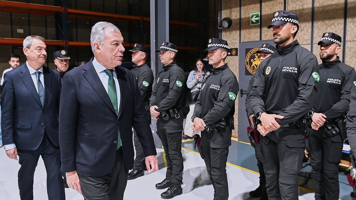 José Luis Sanz, alcalde de Sevilla, ha presentado el Grupo de Apoyo y Reacción de la Policía |  Local | Salvador López Medina