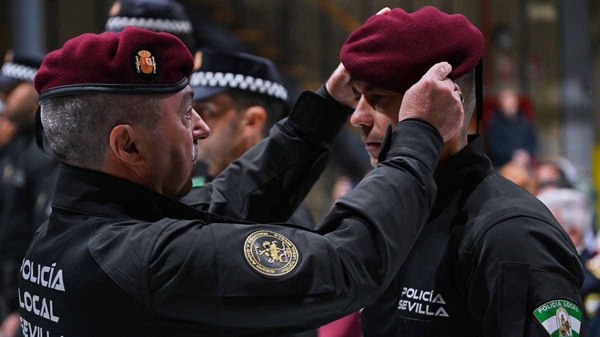 Sanz ha presidido el acto junto con los nuevos agentes | Salvador López Medina