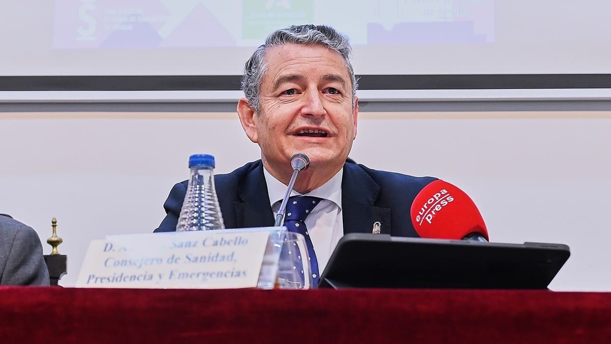 El consejero andaluz se ha felicitado por la firma del convenio del nuevo hospital de Cádiz | Salvador López Medina