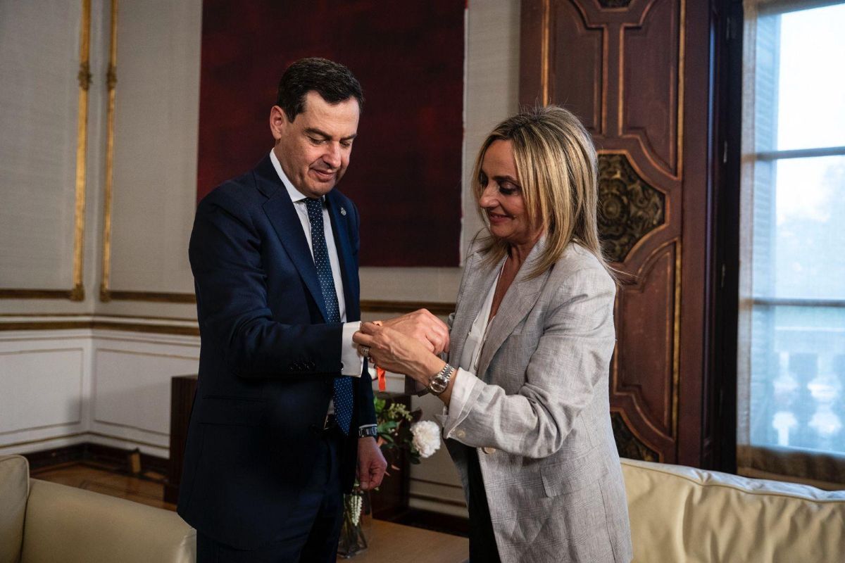 Juanma Moreno junto a Marifrán Carazo