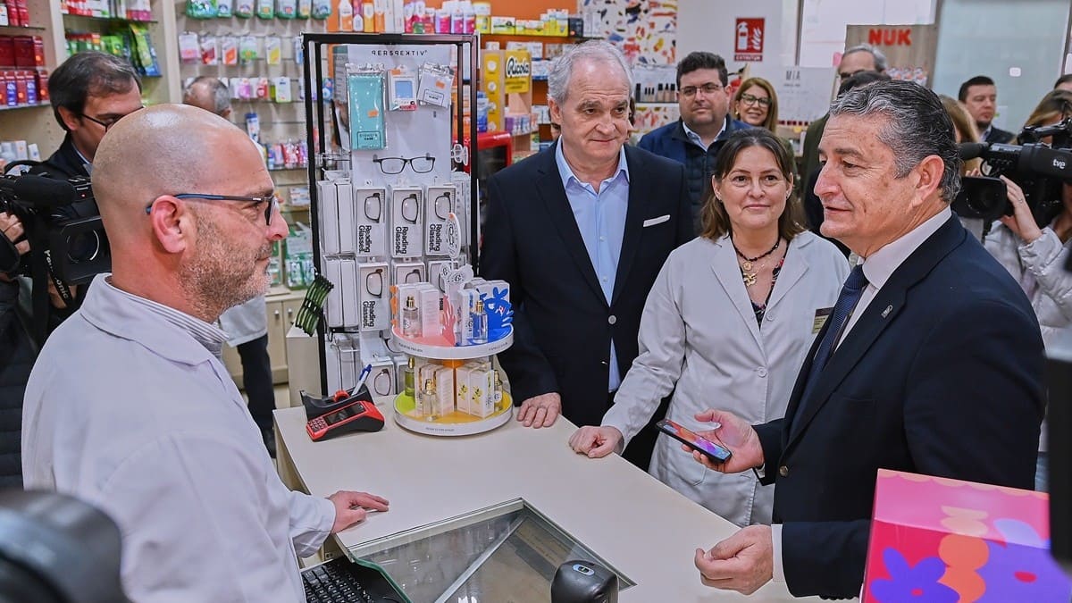 Sanz se ha desplazado hasta una farmacia de Sevilla | Salvador López Medina