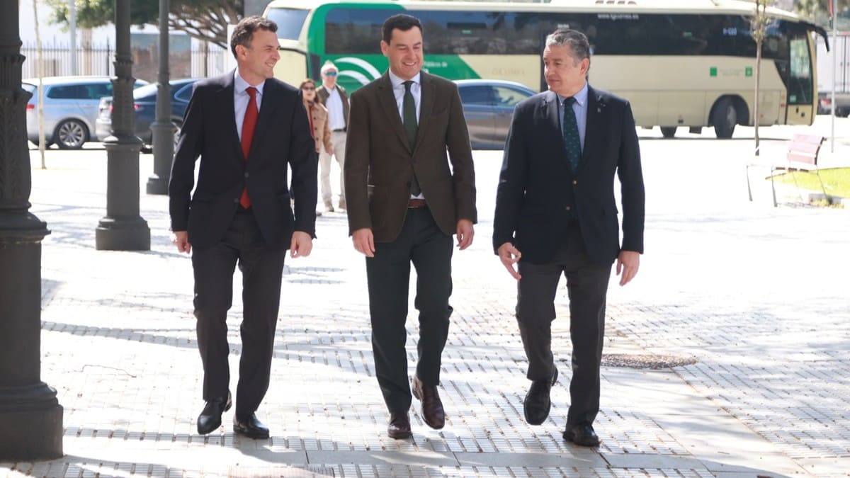Juanma Moreno, junto a Bruno García y Antonio Sanz | Cristo García