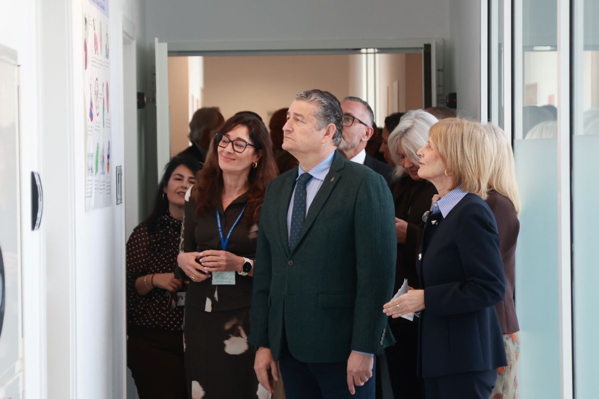 Antonio Sanz en el nuevo centro junto a María José García-Pelayo | Cristo García