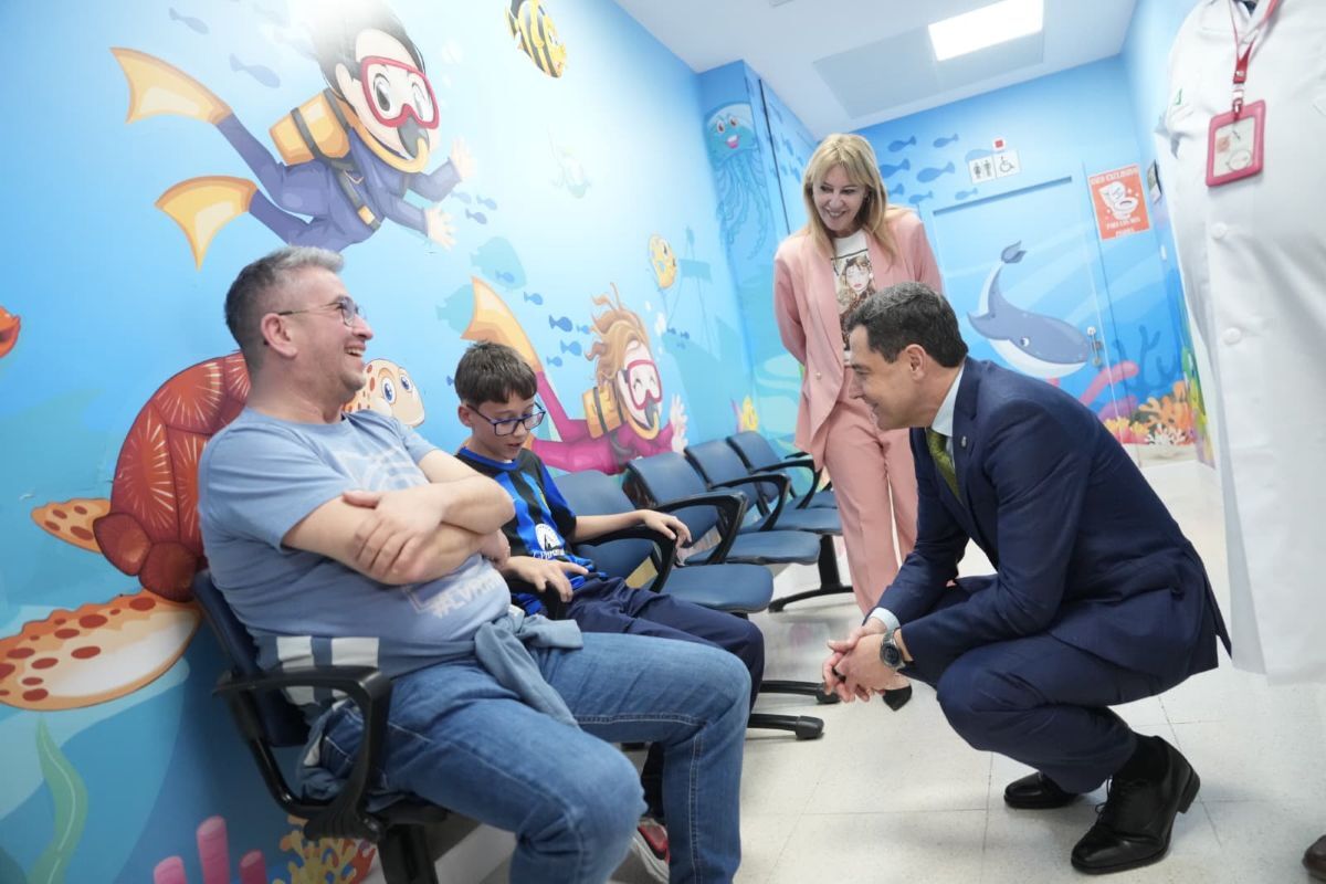 Juanma Moreno pregunta a un paciente en pediatría del Hospital de La Axarquía