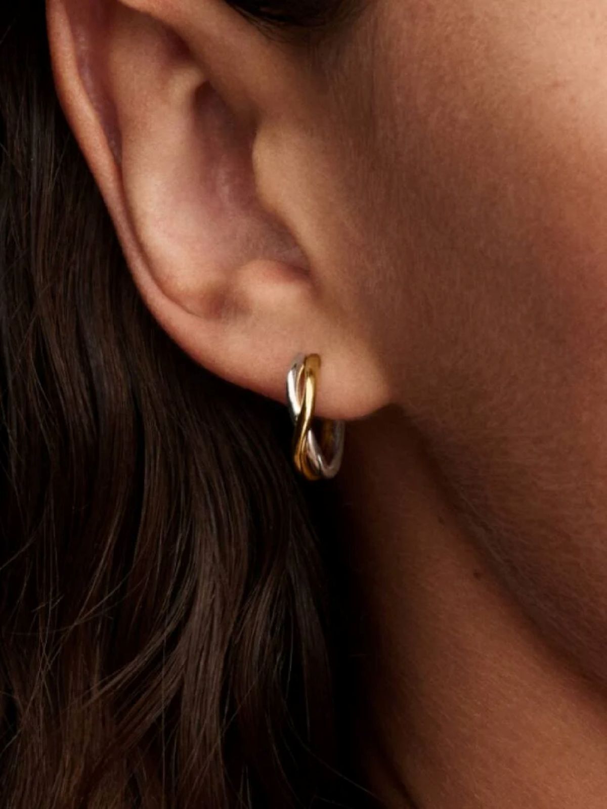 Pendientes de aro abiertos en dos tonos de forma orgánica de Pandora