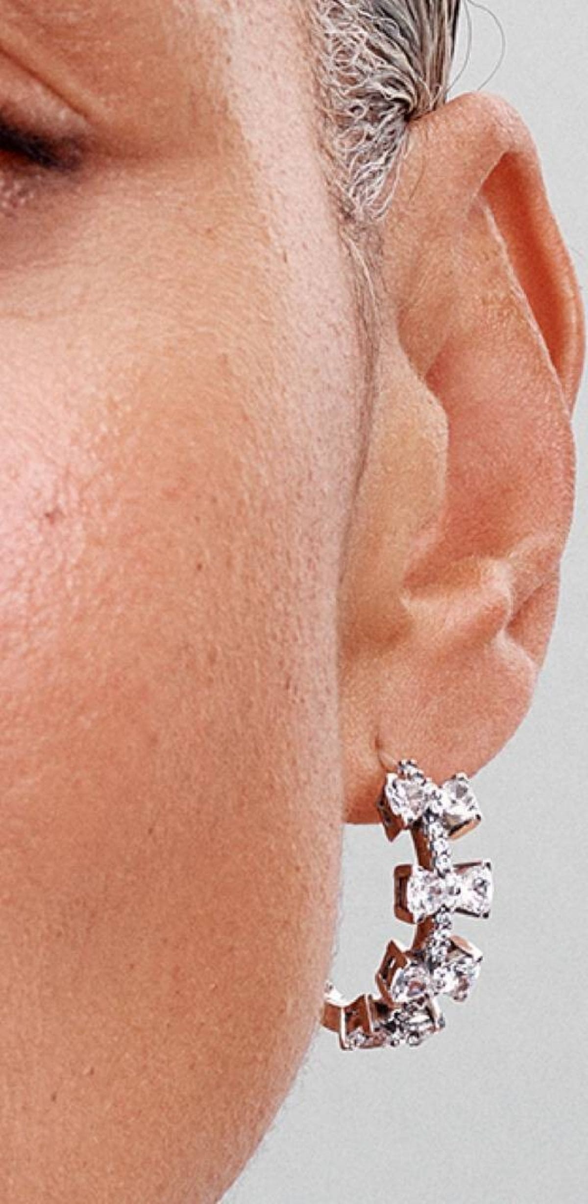 Pendientes de aro fila lazos brillantes de Pandora