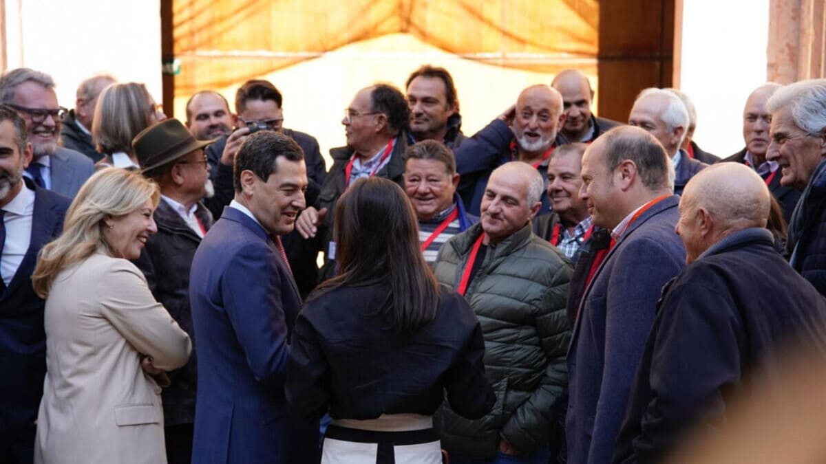 Juanma Moreno con los agricultores de Rota en el parlamento de Andalucía