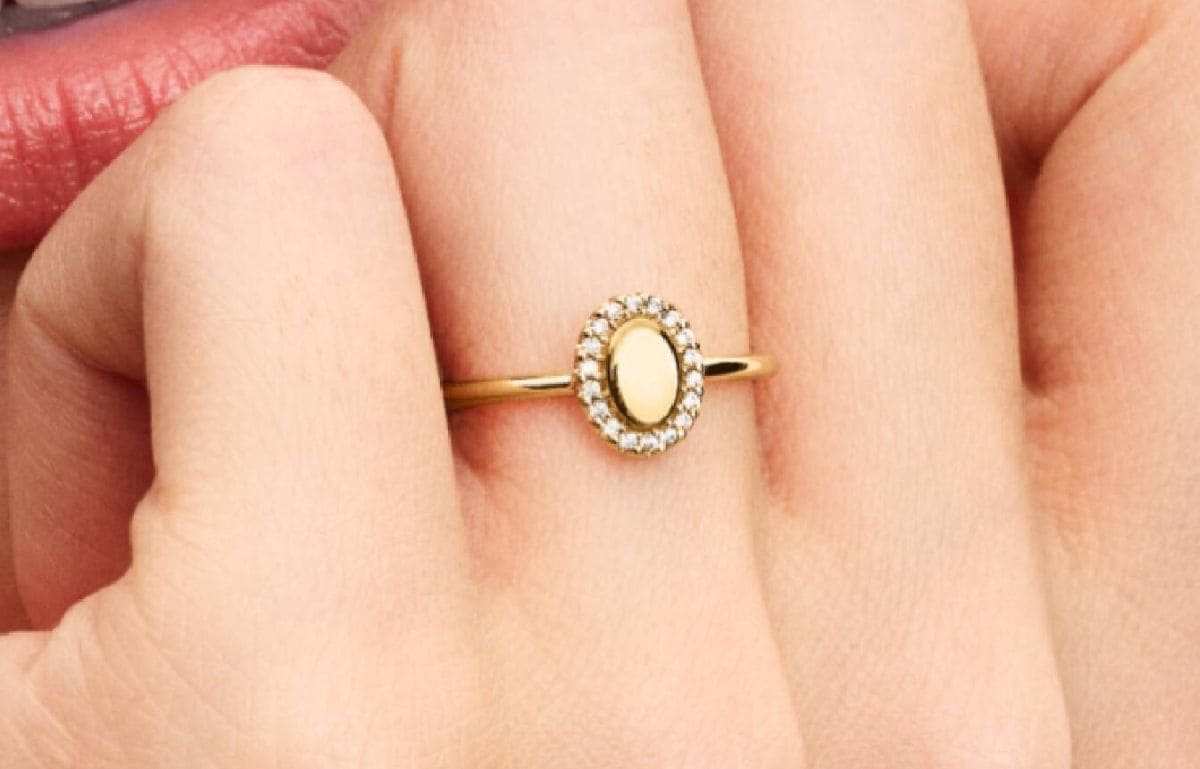 Anillo Halo Ovalado Grabable de Pandora