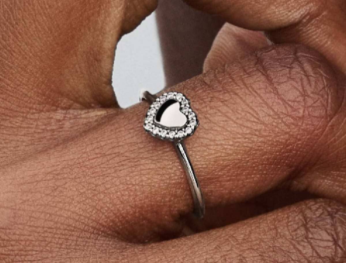 Anillo Halo y Corazón Grabable de Pandora