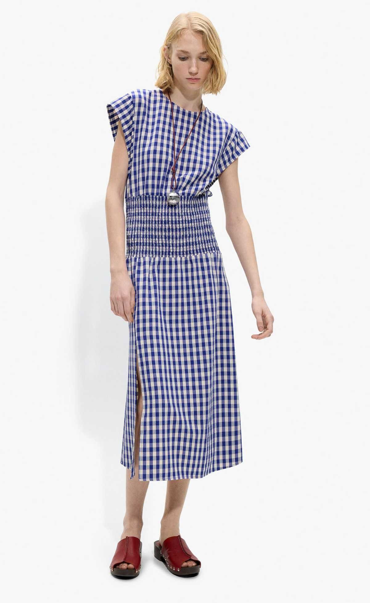 Vestido midi a cuadros con fruncido de Parfois