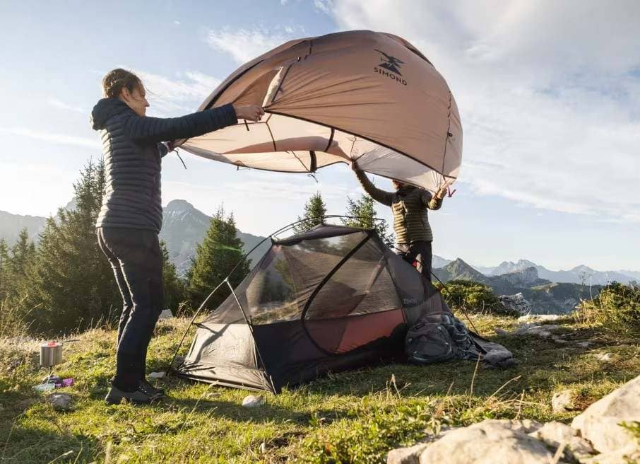 Tienda de campaña domo trekking 2 plazas, ligera y con autosujeción de Decathlon