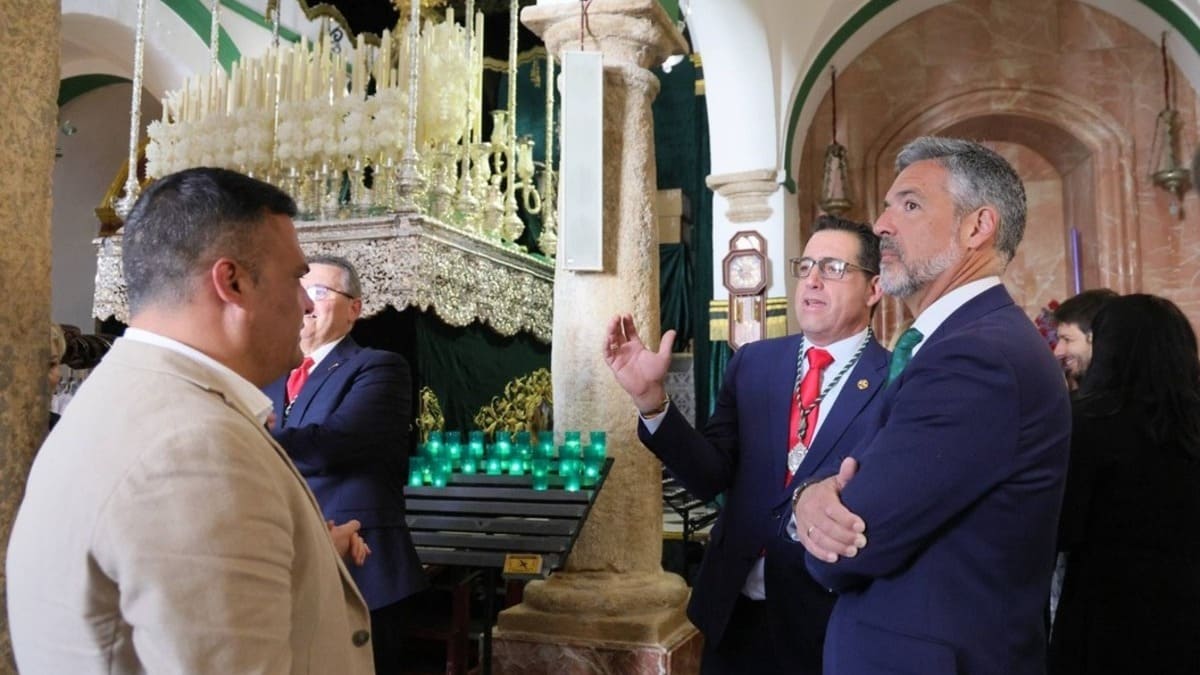 El alcalde de Rota visita a la Hermandad de la Veracruz
