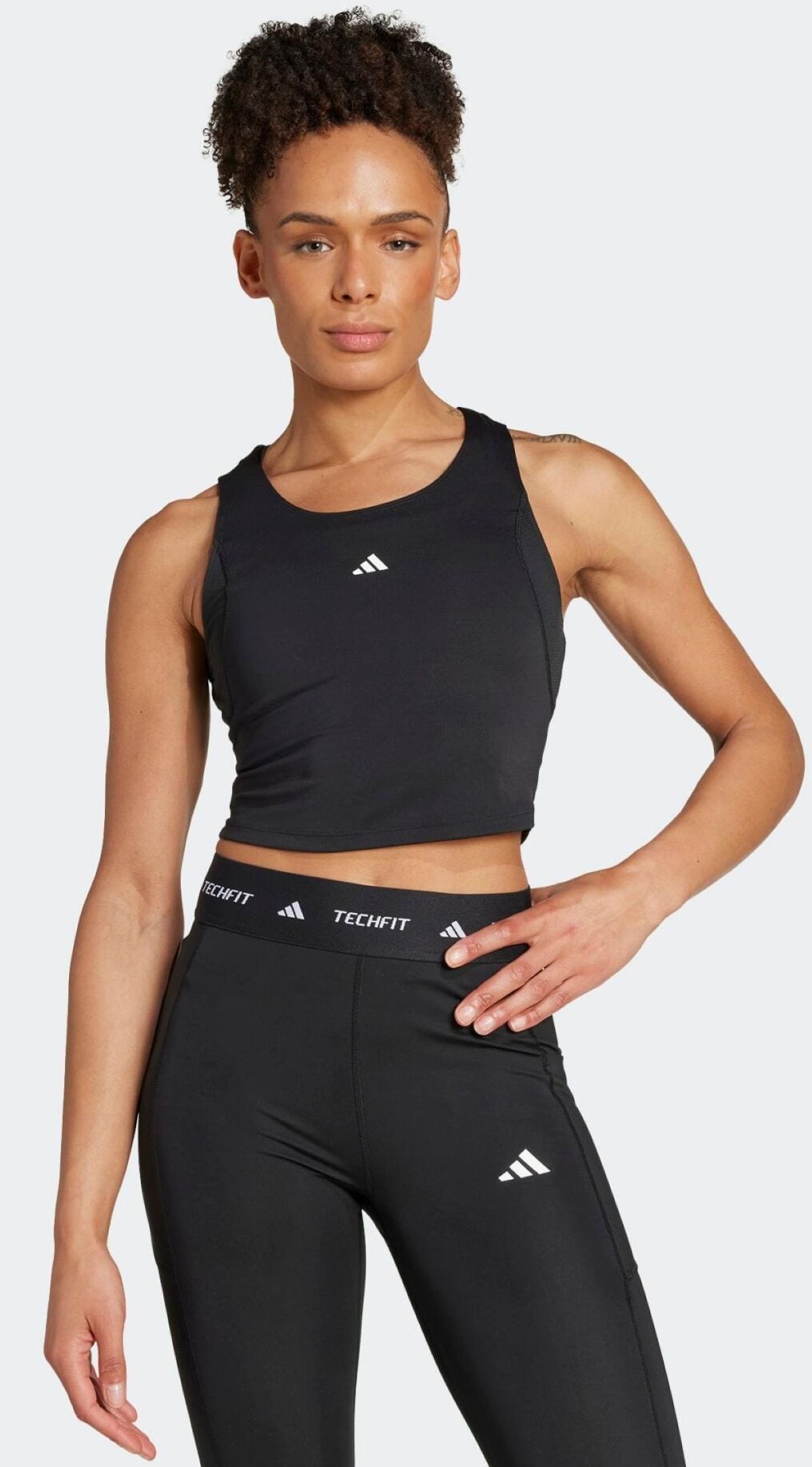 Camiseta crop top sin mangas Adidas de Decathlon