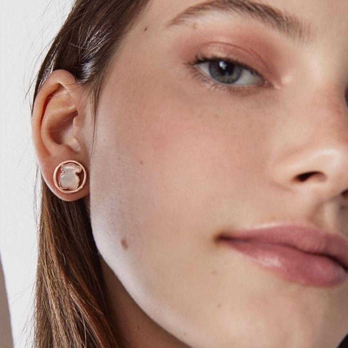 Pendientes con baño de oro 18Kt con motivo oso en nácar Tous Camille de Amazon