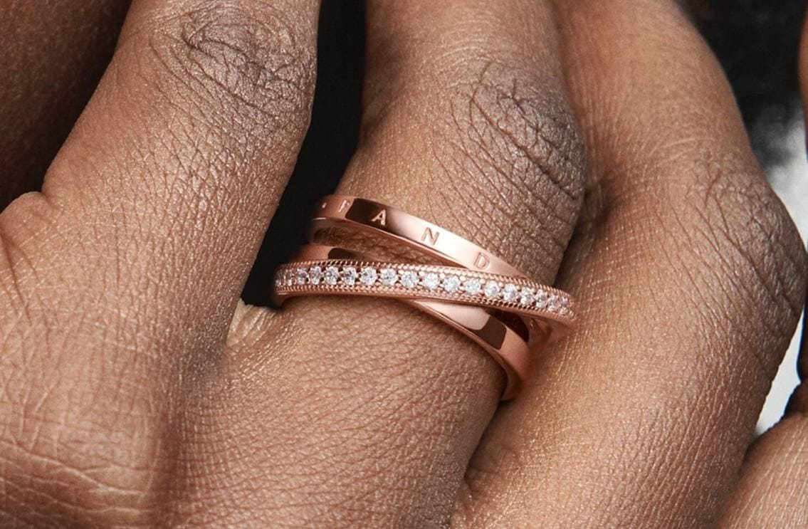 Anillo Cruzado Triple Alianza en Pavé de Pandora