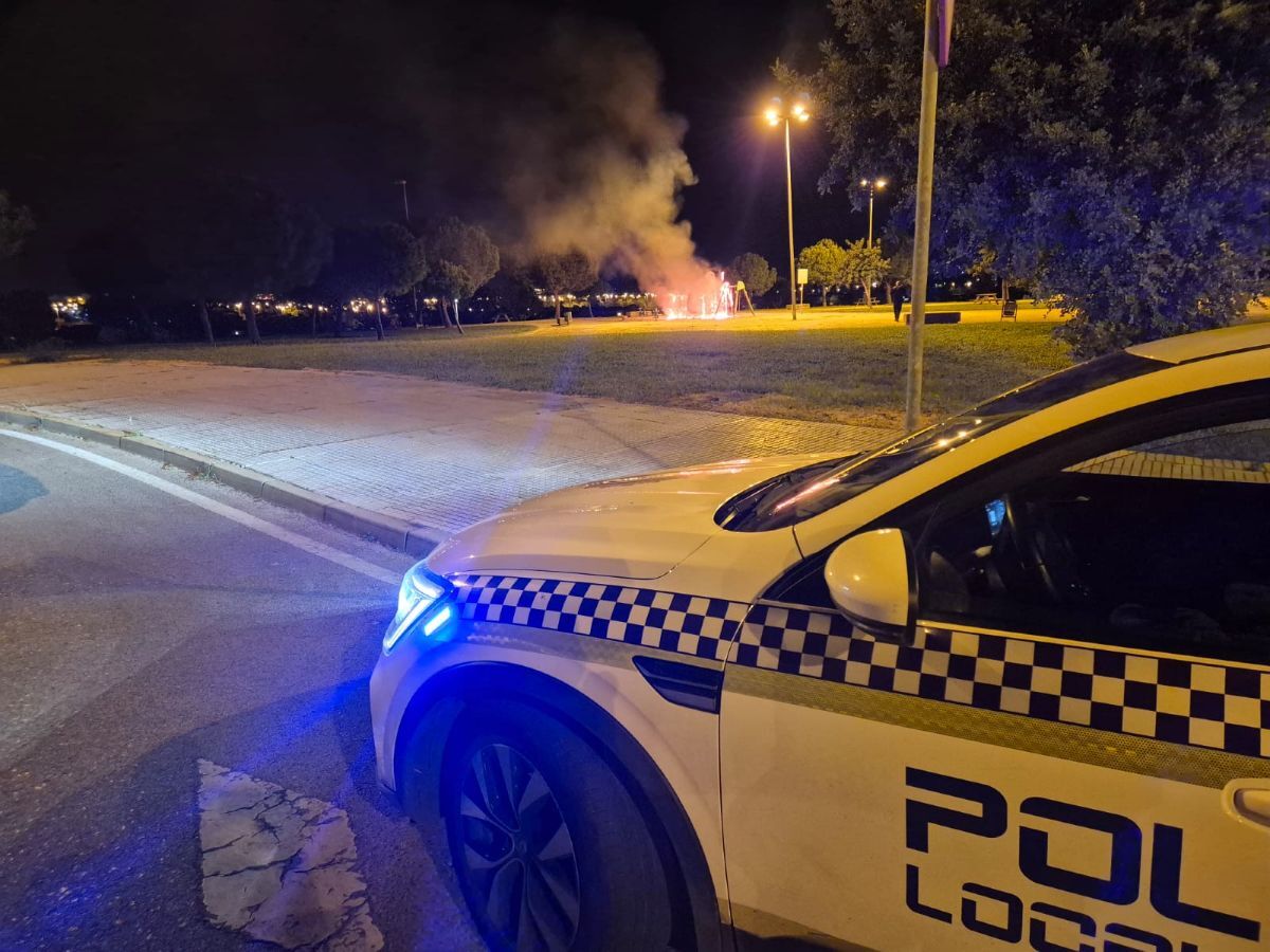 Una columna de humo alerta a los residentes tras el fuego en la zona sur de Jerez