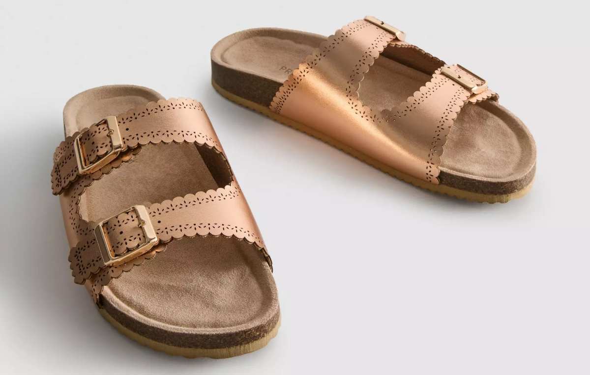 Sandalias con detalles cortados con láser, con dos tiras, hebillas, plantilla y bordes festoneados