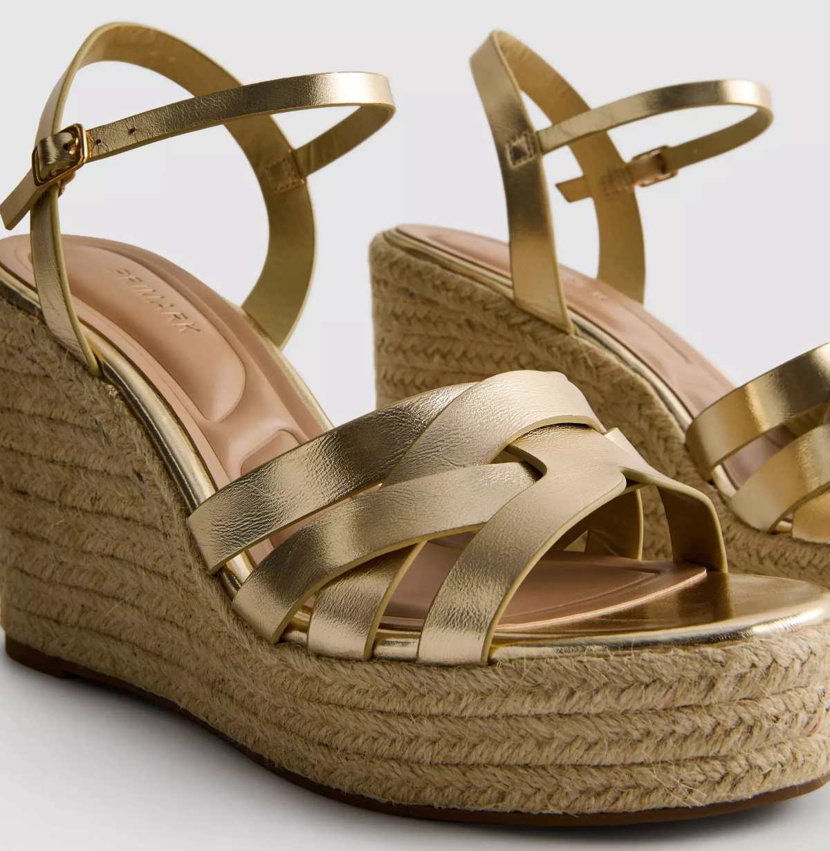 Sandalias con tacón de cuña tipo alpargata y tiras cruzadas