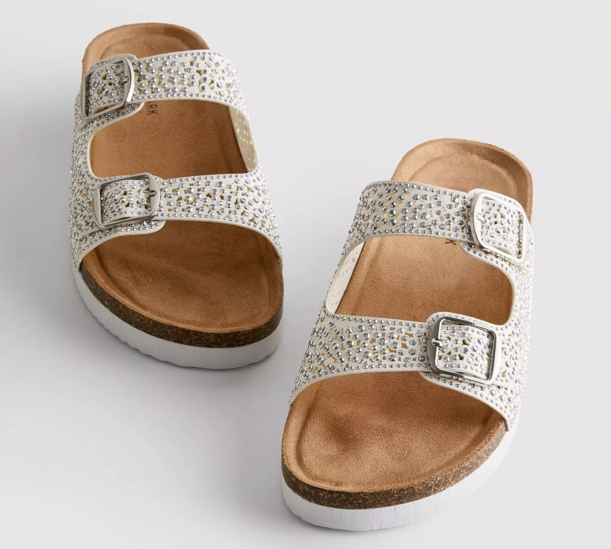 Sandalias con adornos, doble hebilla y plantilla