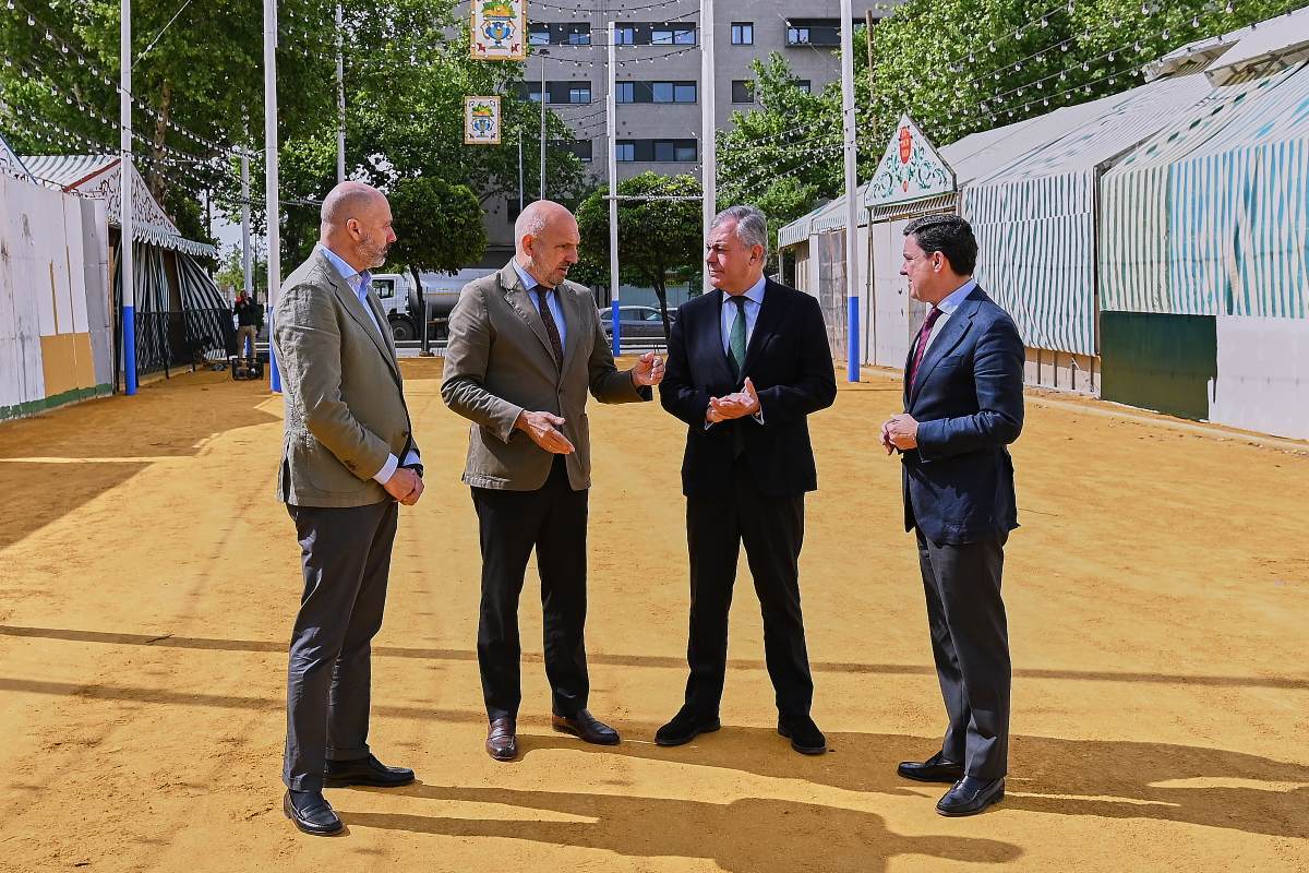 Fernando Vázquez, Manolo Alés, José Luis Sanz y Juan de la Rosa durante su visita al Real de la Feria de Abril | Salvador López Medina