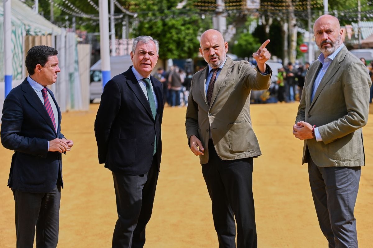 Fernando Vázquez, Manolo Alés, José Luis Sanz y Juan de la Rosa durante su visita al Real de la Feria de Abril | Salvador López Medina