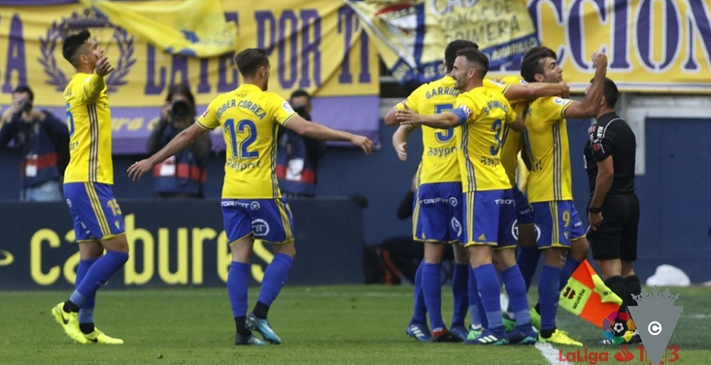 Los jugadores del Cádiz celebran un gol de David Barral