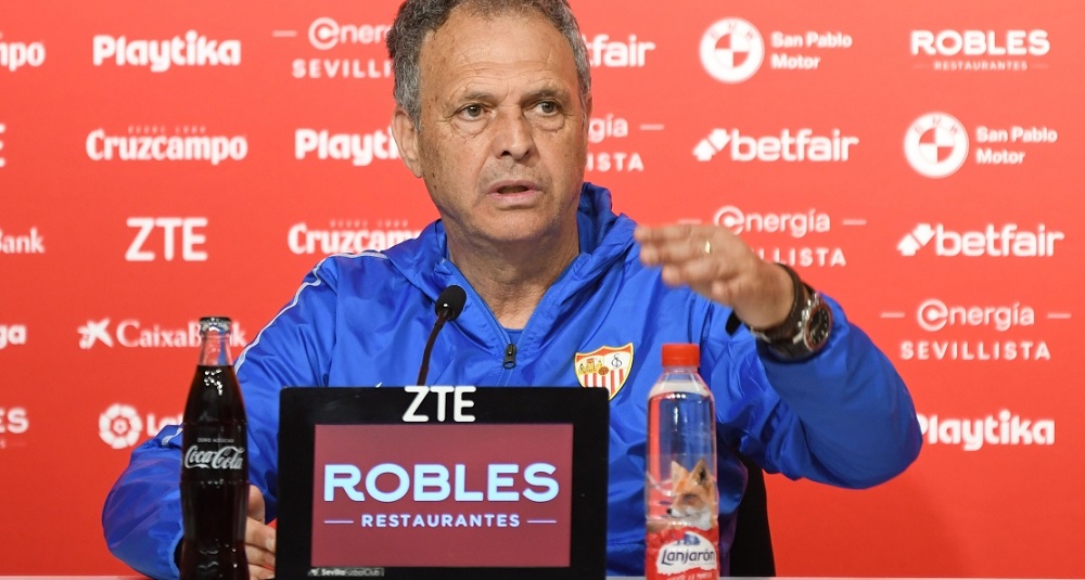 Joaquín Caparrós durante una rueda de prensa en su etapa en el Sevilla FC