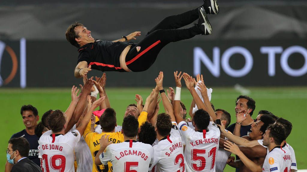Julen Lopetegui es manteado tras ganar la Europa League con el Sevilla FC