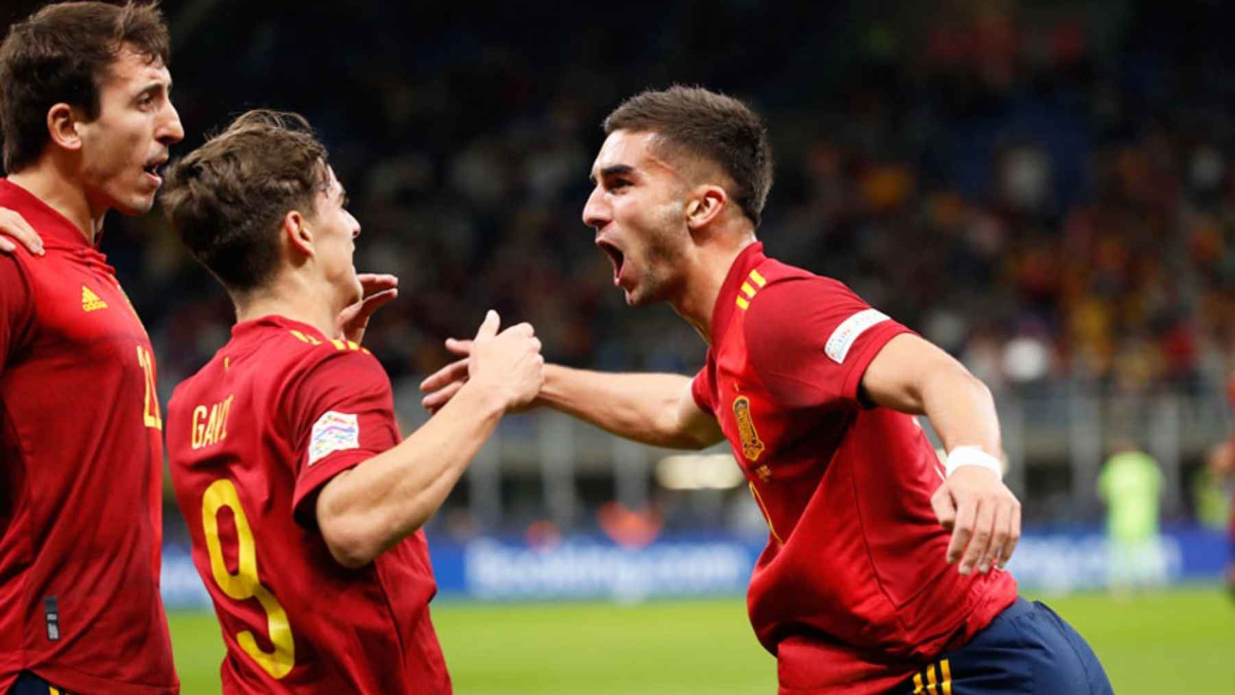 Ferr&aacute;n Torres, Gavi y Mikel Oyarzabal celebran un gol con la Selecci&oacute;n de f&uacute;tbol de Espa&ntilde;a