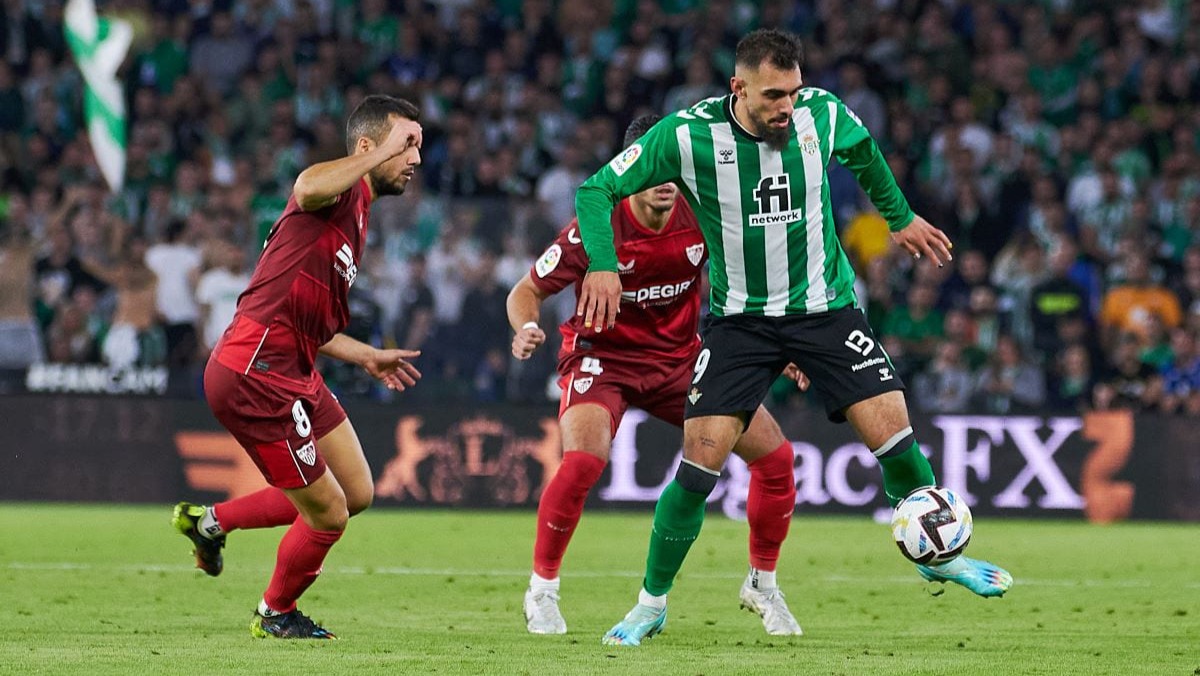Borja Iglesias y Joan Jordán en el Real Betis - Sevilla FC | Salvador López Medina para El MIRA