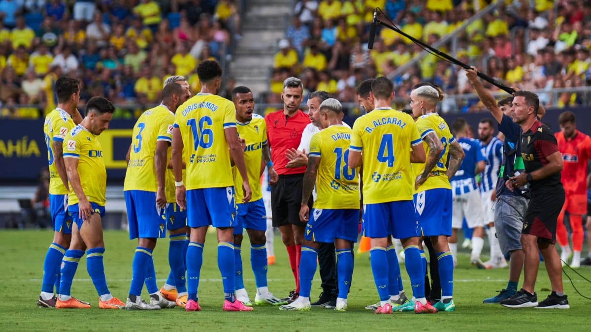 Sergio González charla con los jugadores del Cádiz CF | Salvador López Medina para El MIRA