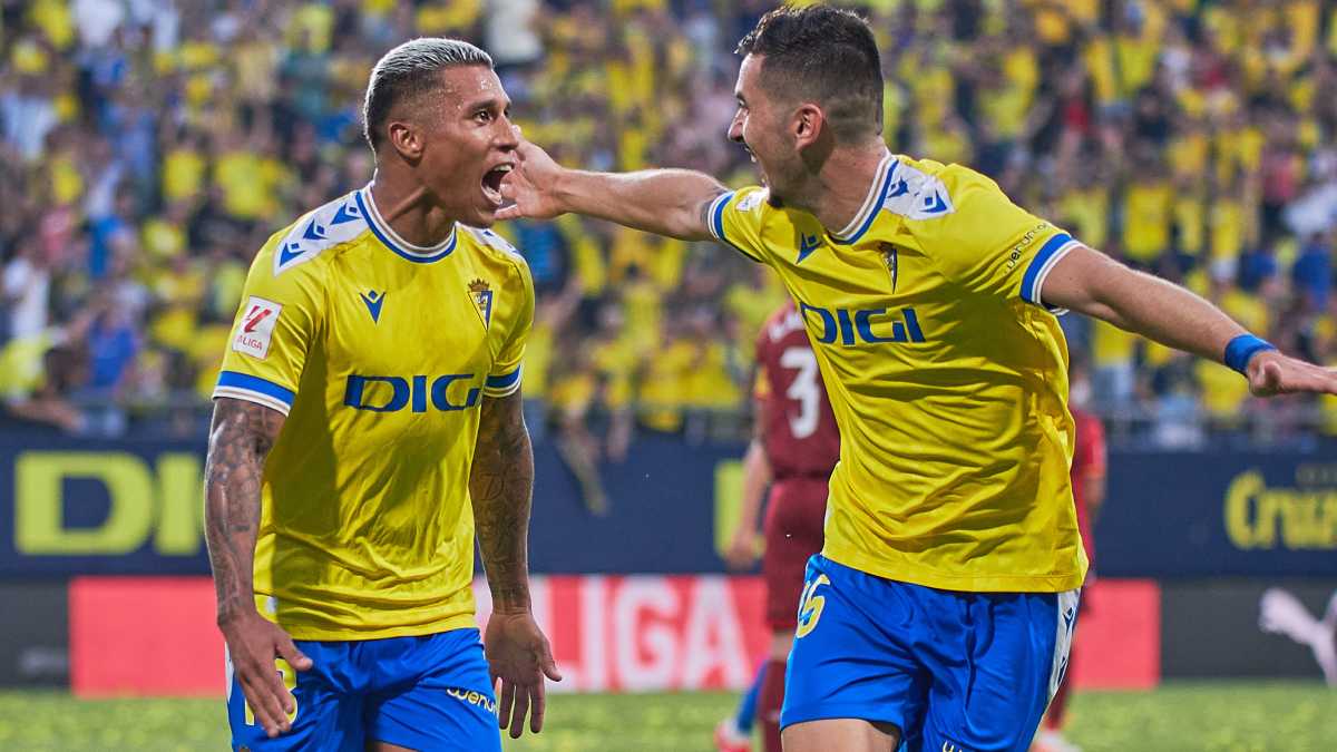 Darwin Machís y Javi Hernández celebran el tercer gol del Cádiz CF contra el Villarreal CF | Salvador López Medina para ElMIRA
