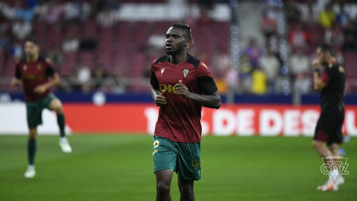 Rominigue Kouamé calienta antes de jugar contra el Atlético de Madrid | Cádiz CF